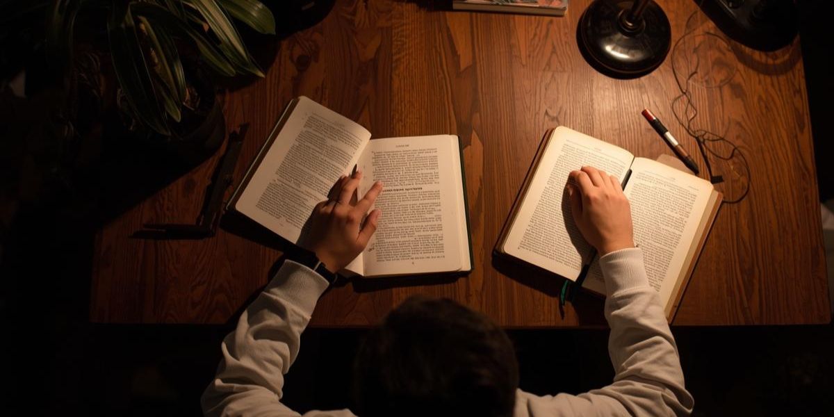 Pessoa concentrada estudando em ambiente tranquilo
